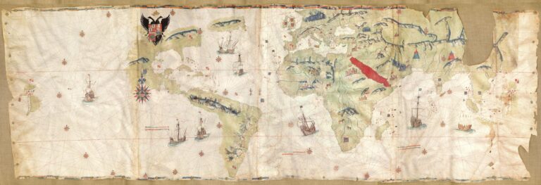 En la parte superior del mapa destaca el escudo de armas del Sacro Imperio Romano Germánico de Carlos V, en forma de águila bicéfala, que corona América. En la parte inferior figura la siguiente inscripción: “Juan Vespuchi piloto de sus ma[ges]ta[des] le fecit en Sevjlla [a]ño d[e] 1526”. El planisferio tiene dos círculos de rosas de treinta y dos vientos, que irradian nudos de rumbos sobre toda la superficie del mapa. En el interior de las tierras se aprecia la cosecha del palo de Brasil, camellos y elefantes en la costa de África, la Torre de Babel desmoronándose en Oriente Próximo y el Mar Rojo dibujado en color bermejo. También indica los últimos descubrimientos de los españoles como: el Estrecho de Magallanes (1520), la ciudad de México-Tenochtitlán (1521) y la expedición costera desde el norte de la Florida hasta la Carolina del Sur que organizó Lucas Vázquez de Ayllón en 1521, en cuyo honor Vespucci bautiza estas tierras como “Tierra nueva de Ayllón”