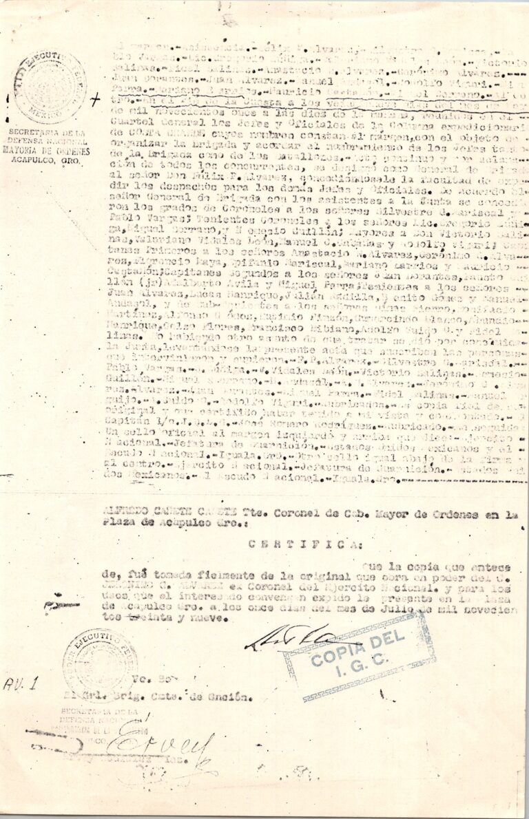 Certificación expedida en la Plaza de Acapulco, Guerrero, el 11 de julio de 1939, por el Teniente Coronel de Caballería Mayor de Órdenes, Alfredo Cañete Cañete. El documento certifica una copia fiel tomada del original que obra en poder del C. Jerónimo C. Álvarez (ex Coronel del Ejército Nacional). El contenido transcribe el acta levantada en el Cuartel General el 29 de mayo de 1911, a las diez de la mañana, donde se reunieron los Jefes y Oficiales de la Columna Expedicionaria de COSTA GRANDE con el objeto de organizar la brigada y acordar los nombramientos. Por aclamación de todos los concurrentes, se realizaron las siguientes designaciones jerárquicas revolucionarias: General de Brigada: Señor Don Félix F. Álvarez (con facultad de expedir despachos). Coroneles: Señores Silvestre G. Mariscal y Pablo Vargas. Tenientes Coroneles: Lic. Gregorio Zúñiga, Miguel Serrano y Nemesio Guillén. Mayores: Don Victorio Salinas, Valeriano Vidales León, Manuel C. Cabañas y Rodolfo Viguri. Capitanes Primeros: Anastacio N. Álvarez, Jerónimo C. Álvarez, Florencio Maya, Epifanio Mariscal, Mariano Barrios y Mauricio Castañón. Capitanes Segundos: Juan Dorantes, Fausto Guillén (jr), Adalberto Ávila y Miguel Parra. Tenientes: Juan Álvarez [futuro gobernador y presidente], Lucas Manrique, Julián Abdilla, Benito Gómez y Manuel Andraca. Subtenientes: Dimas Fierro, Bonifacio Martínez, Alfonso G. Olea, Eumelino Pinzón, Gumersindo Blanco, Abundio Henrique, Celso Flores, Francisco Bibiano, Adolfo Suazo y Fidel Salinas. El documento finaliza indicando que firman los asistentes y posee sellos oficiales del Ejército Nacional, Jefatura de Guarnición y Escudo Nacional, tanto de Iguala, Gro. (en el original transcrito) como de la certificación en Acapulco.